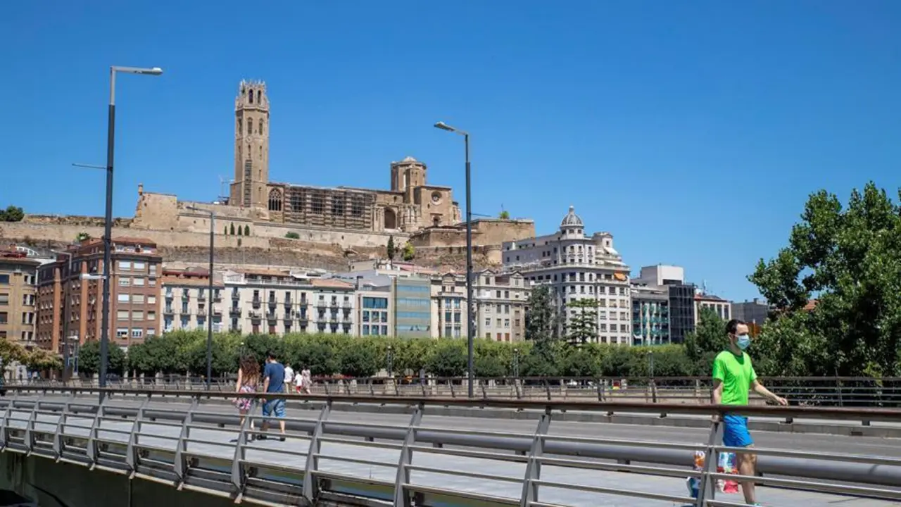 Ambiente en la ciudad de Lleida este s&aacute;bado. EFE/Oscar Cabrerizo
