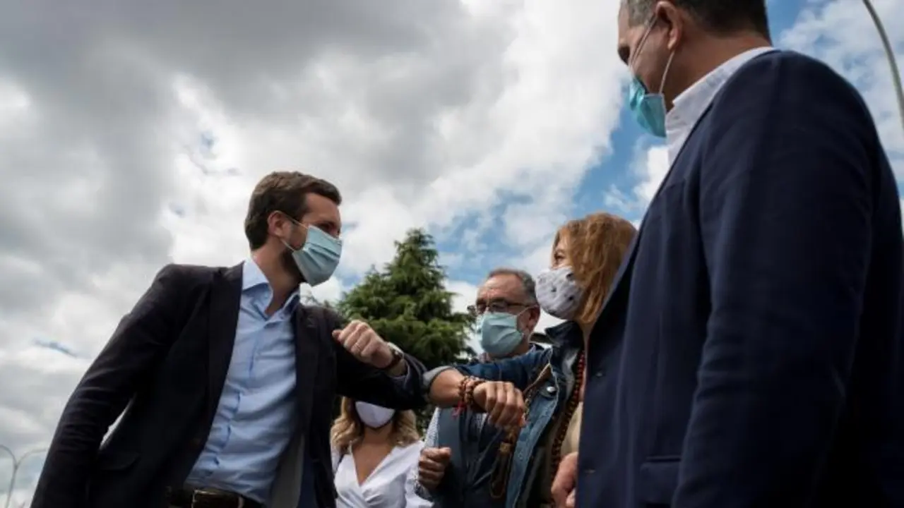El presidente del PP de Galicia, Alberto N&uacute;&ntilde;ez Feij&oacute;o (d) y el presidente del PP, Pablo Casado (i) participan este s&aacute;bado en un mitin en As Pontes (A Coru&ntilde;a). EFE/Kiko Delgado