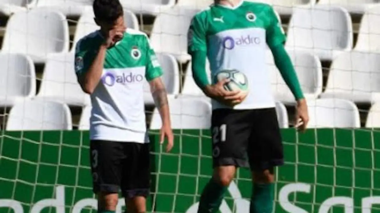 04/07/2020 18:16 (UTC)
Tem&aacute;tica:
Deporte &raquo; F&uacute;tbol
Dos jugadores del Racing de Santander se lamentan el d&iacute;a que el equipo c&aacute;ntabro perdi&oacute; la categor&iacute;a. EFE/Foto de LaligaSantander