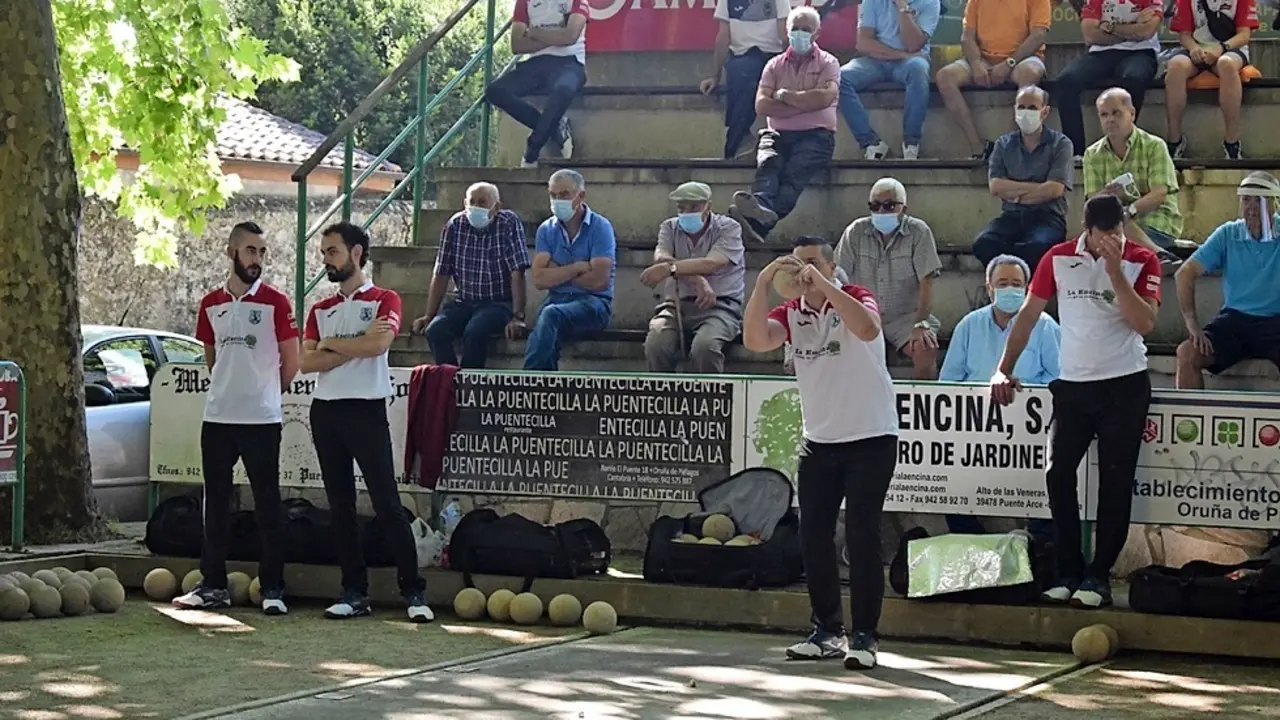 Javier Platas se dispone a lanzar la bola en Oru&ntilde;a. / Castillo