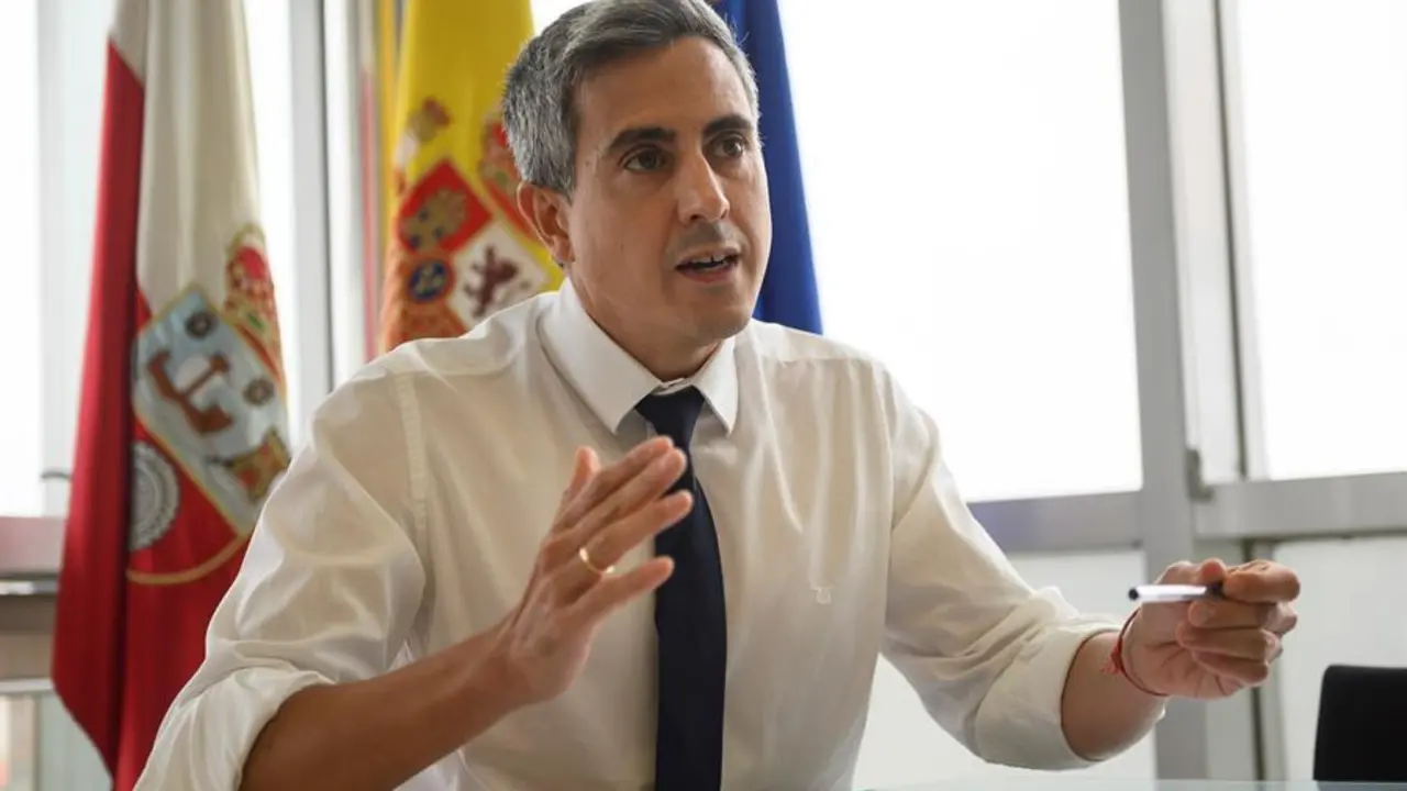 El l&iacute;der del PSC-PSOE y vicepresidente regional, Pablo Zuloaga, afirma durante una entrevista mantenida  Santander. /Pedro Puente Hoyos