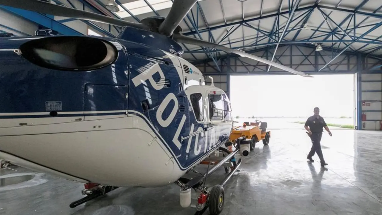 El Servicio de Medios A&eacute;reos de la Polic&iacute;a Nacional, en Zaragoza desde el a&ntilde;o 2015, se convierte en los &ldquo;ojos&rdquo; de los agentes, como apoyo a bordo de su helic&oacute;ptero en misiones que van desde localizar plantaciones de marihuana, hasta controlar las medidas establecidas por el estado de alarma o seguir veh&iacute;culos que se han dado a la fuga en Zaragoza. EFE/Javier Cebollada