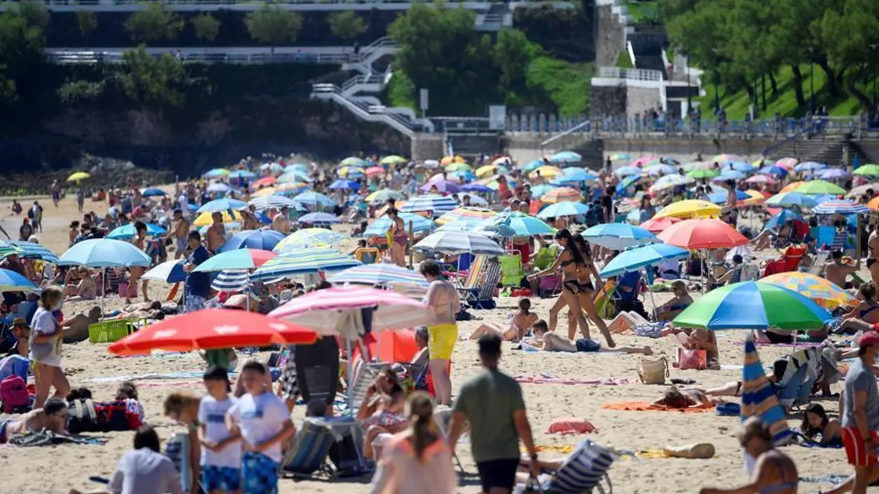 Vista de la Playa de El Sardinero, en Santander, donde este s&aacute;bado se ha estrenado un sistema de conteo para controlar el aforo. EFE/Pedro Puente Hoyos