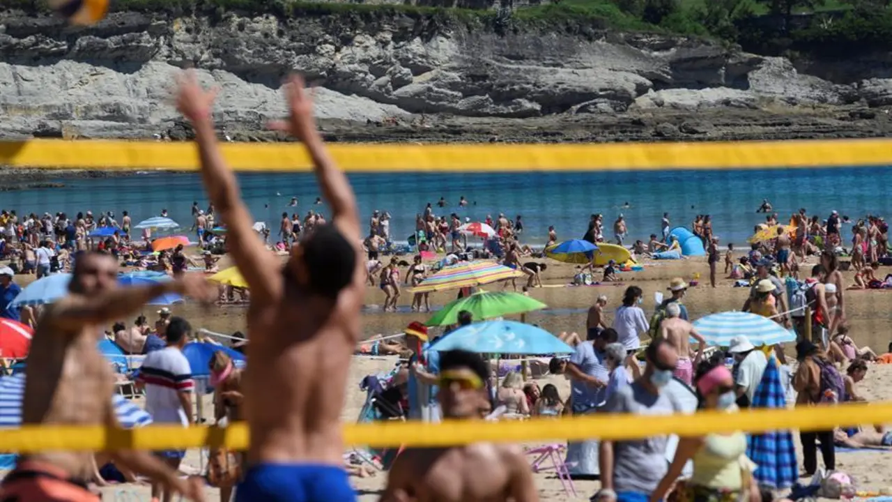 Vista de la Playa de El Sardinero, en Santander, donde este s&aacute;bado se ha estrenado un sistema de conteo para controlar el aforo. EFE/Pedro Puente Hoyos