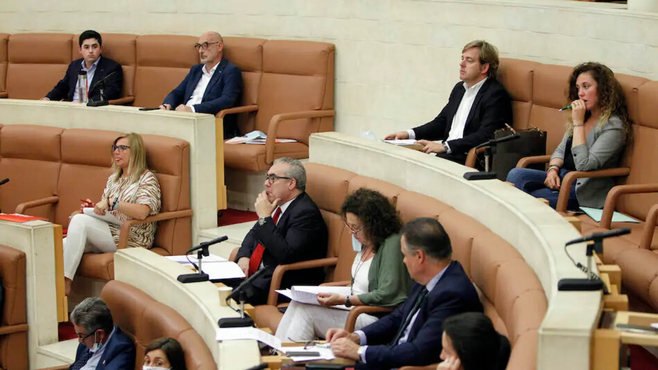 El Parlamento de Cantabria en una sesi&oacute;n la semana pasada. / J. Ram&oacute;n