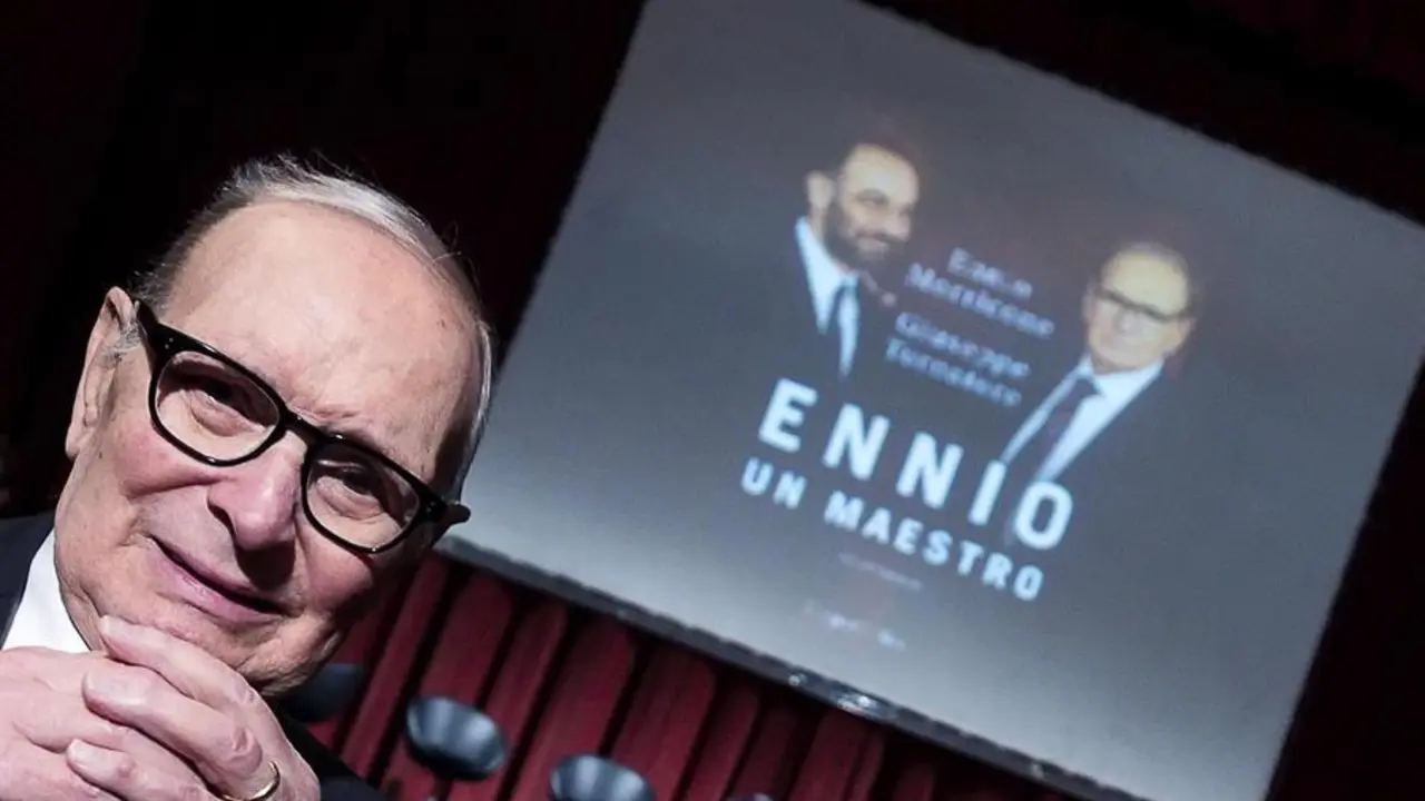 El compositor italiano Ennio Morricone posa durante la presentaci&oacute;n del libro "Ennio, Un maestro. Conversazione" de Ennio Morricone y Giuseppe Tornatore en el Teatro Quirino de Roma, Italia, 12 de noviembre de 2018 (reeditado el 06 de julio de 2020). EFE / ANGELO CARCONI