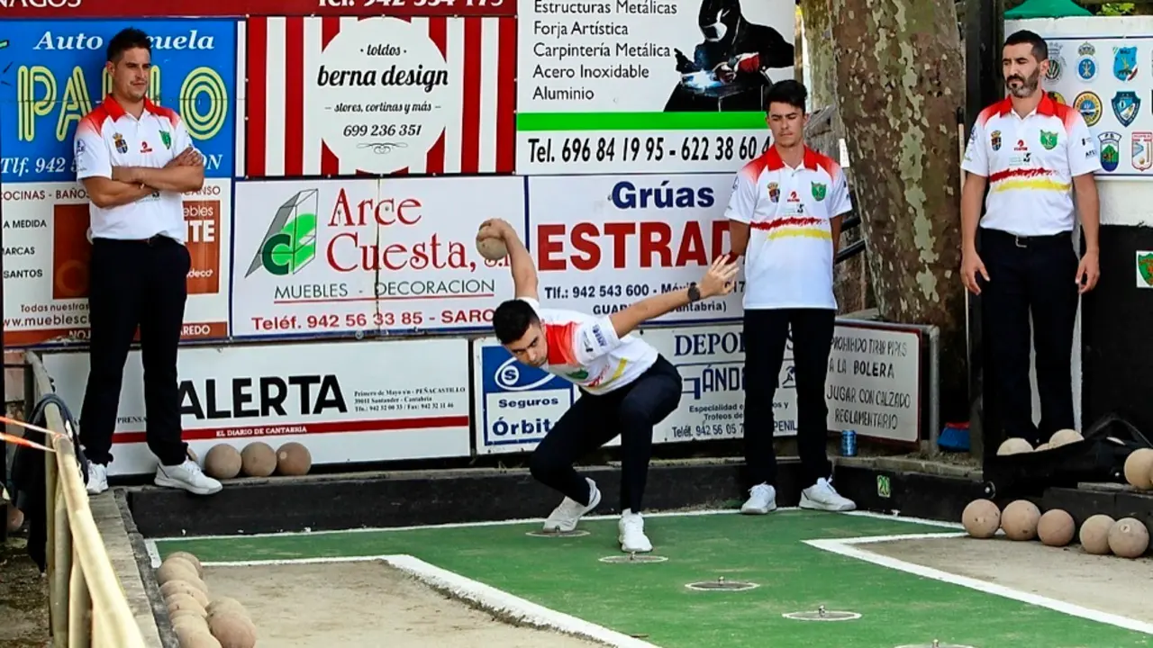 Sobarzo, en el tiro, y San Jorge Ganados Tierra C&aacute;ntabra, en el birle, ayer en el partido disputado entre ambos. / Jos&eacute; Ram&oacute;n