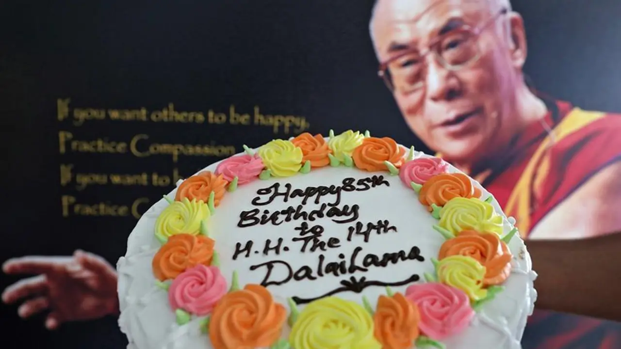 Un pastel de cumplea&ntilde;os frente a un retrato durante las celebraciones por el 85 cumplea&ntilde;os del l&iacute;der espiritual tibetano Dalai Lama en McLeod Ganj, cerca de Dharamsala, India, 06 de julio de 2020.  EFE/EPA/SANJAY BAID