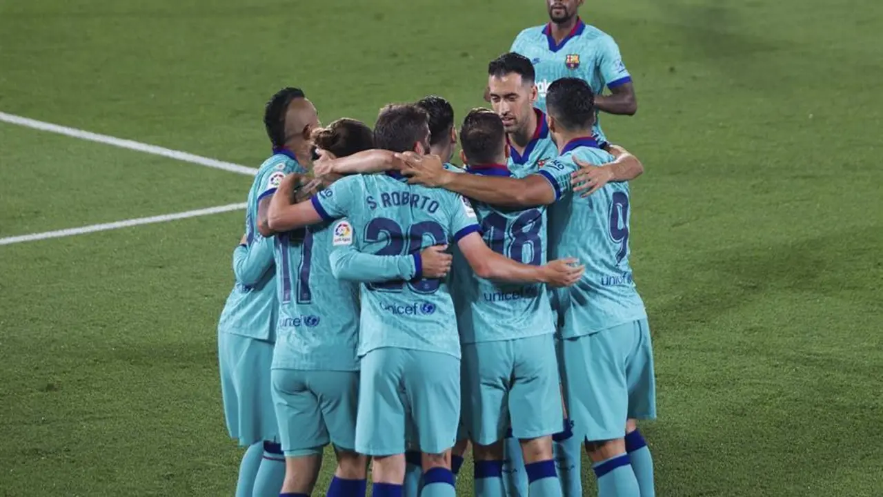 Los jugadores del FC Barcelona celebran el primer gol del equipo barcelonista durante el encuentro correspondiente a la jornada 34 de primera divisi&oacute;n. EFE / Domenec Castell&oacute;