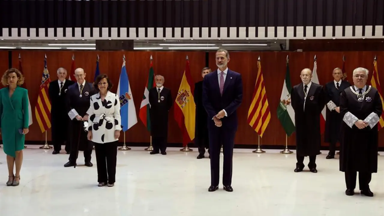 El rey Felipe, acompa&ntilde;ado por el presidente del TC, Juan Jos&eacute; Gonz&aacute;lez Rivas; la vicepresidenta del Gobierno, Carmen Calvo, y la presidenta del Congreso, Meritxell Batet, durante el acto del 40 aniversario del Tribunal Constitucional celebrado este lunes. EFE/J.J. Guill&eacute;n POOL