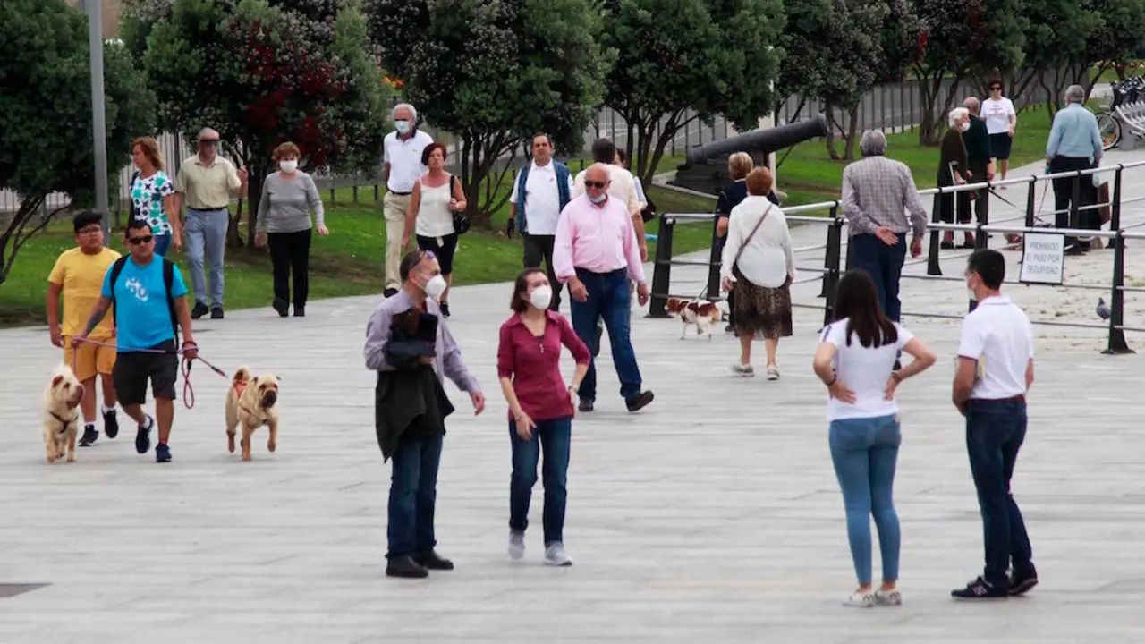 Varias personas con mascarilla y sin ella pasean en Santander. / J. Ram&oacute;n