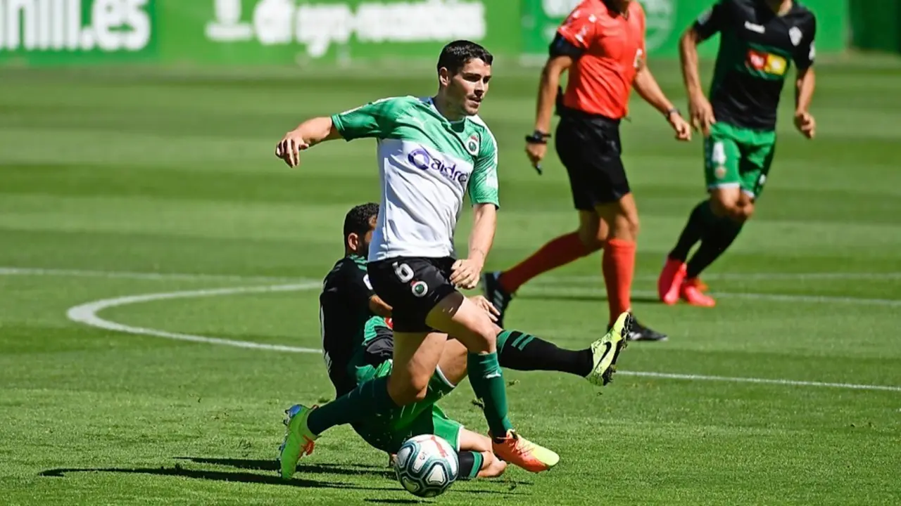 Sergio Ruiz, recibiendo una entrada de un jugador del Elche. / hardy