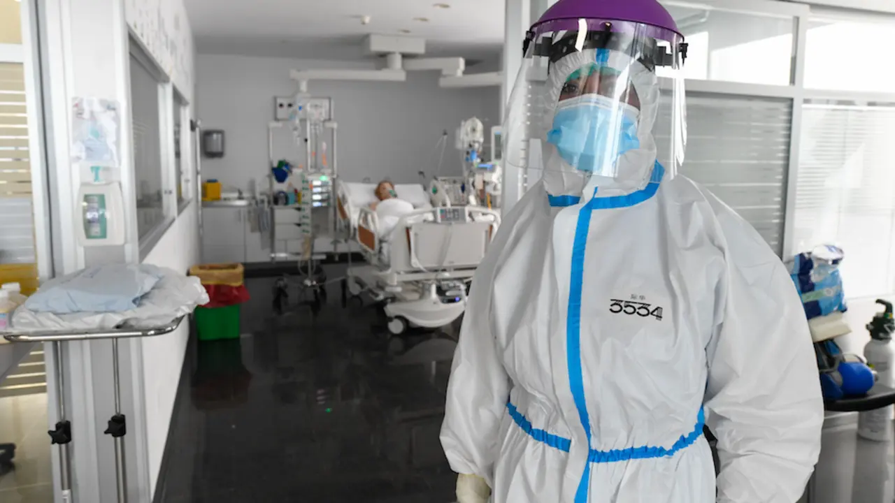 Una sanitaria en 
el hospital Valdecilla, zona de la UCI. / ARCHIVO