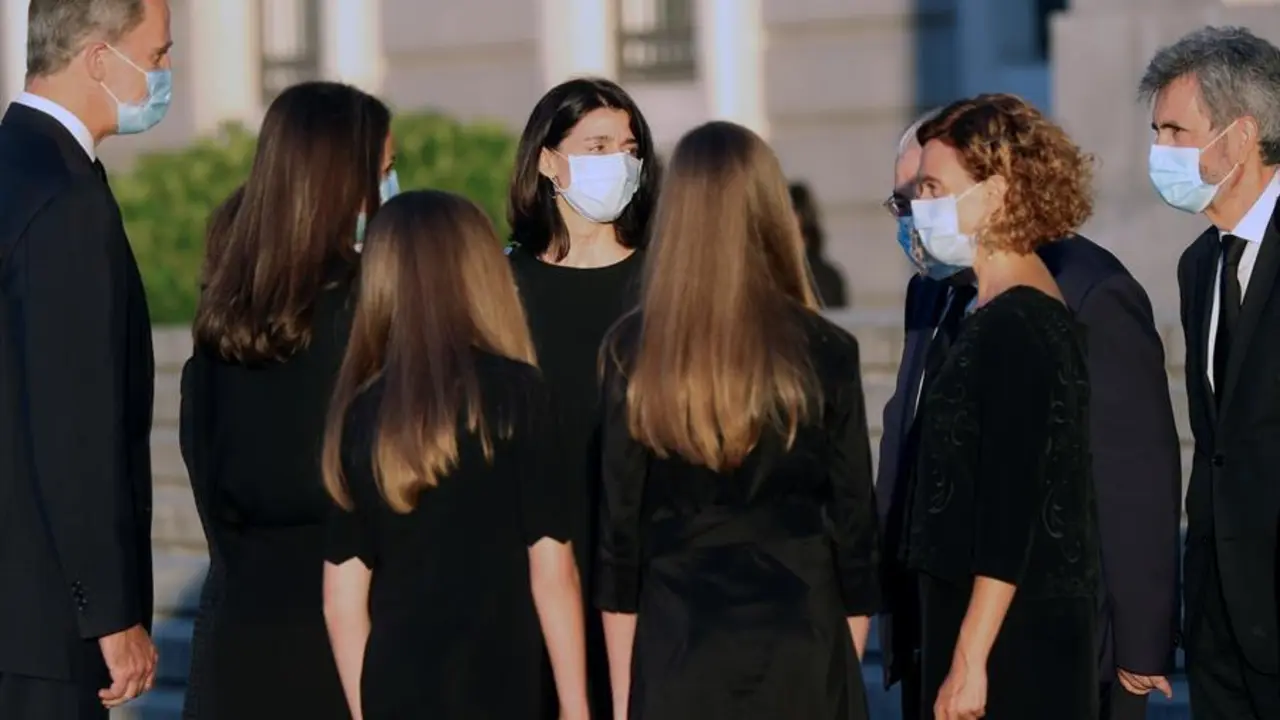 El rey Felipe Vi, la reina Letizia (2i), la presidenta del Congreso, Meritxell Batet (2d), la del Senado, Pilar Llop (4i) la princesa Leonor y la infanta Sof&iacute;a este lunes a la salida de la misa funeral que se celebra en la catedral de la Almudena, en Madrid, por todos los fallecidos a causa de la pandemia de coronavirus. EFE/ Kiko Huesca