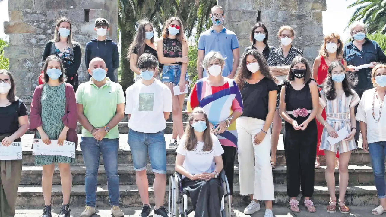 Autoridades y premiados posan para la foto de familia. / Alerta