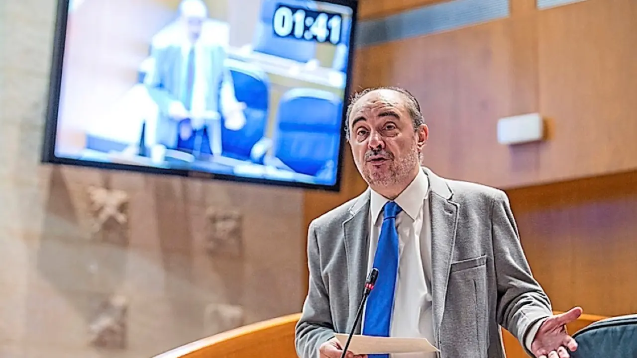 El presidente de Arag&oacute;n, Javier Lamb&aacute;n, ha asegurado este viernes que su Gobierno ha provisto a los profesionales sanitarios de todo el material de protecci&oacute;n con el que ha contado y que lo ha buscado desde el inicio de la pandemia "con u&ntilde;as y dientes en todos los confines del mundo". As&iacute; lo ha afirmado en la sesi&oacute;n de control en las Cortes en respuesta a una pregunta del diputado de Vox Santiago Mor&oacute;n sobre los errores en la gesti&oacute;n de la crisis sanitaria a tenor de la condena del Juzgado de lo Social de Teruel al Gobierno de Arag&oacute;n por no suministrar material de protecci&oacute;n a los sanitarios frente al coronavirus, a la que se sum&oacute; otra ayer mismo del Juzgado de lo Social de Huesca y est&aacute; pendiente otra en Zaragoza. EFE/Javier Cebollada