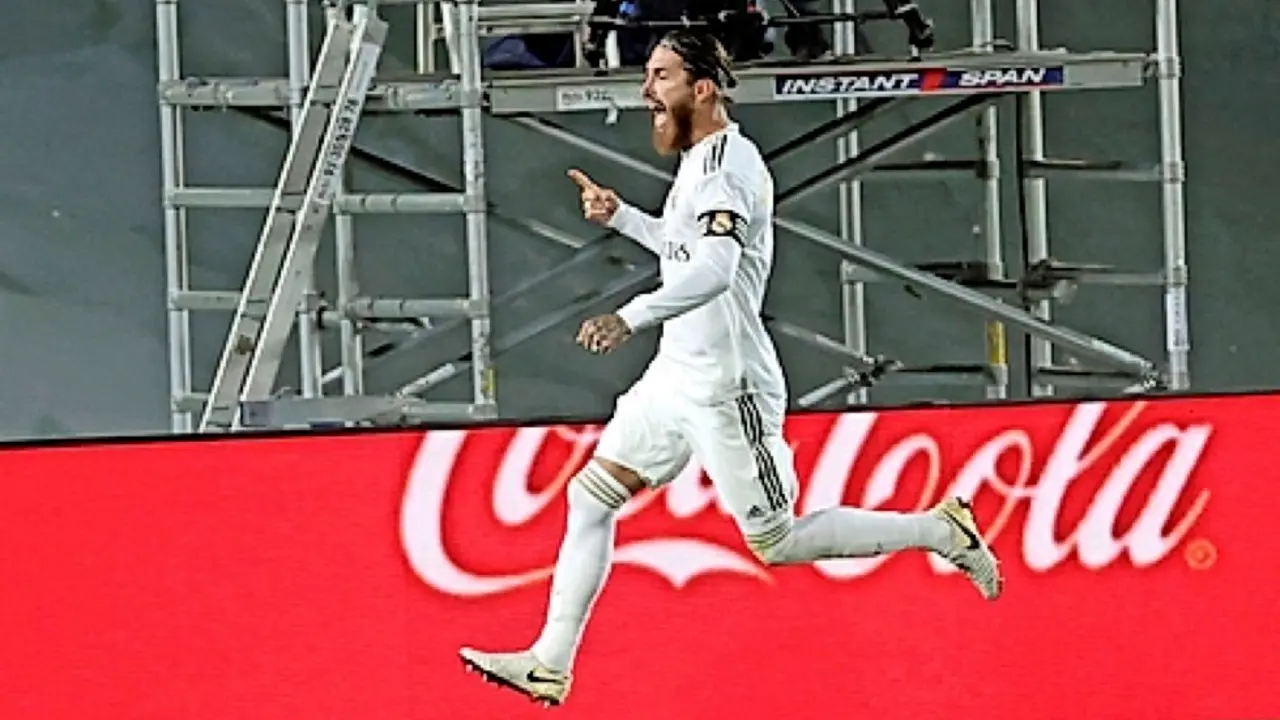 El defensa del Real Madrid, Sergio Ramos, celebra el primer gol del equipo blanco durante en el encuentro correspondiente a la jornada 33 de primera divisi&oacute;n que disputan esta noche frente al Getafe en el estadio Alfredo Di St&eacute;fano, en Madrid. EFE/JuanJo Mart&iacute;n.