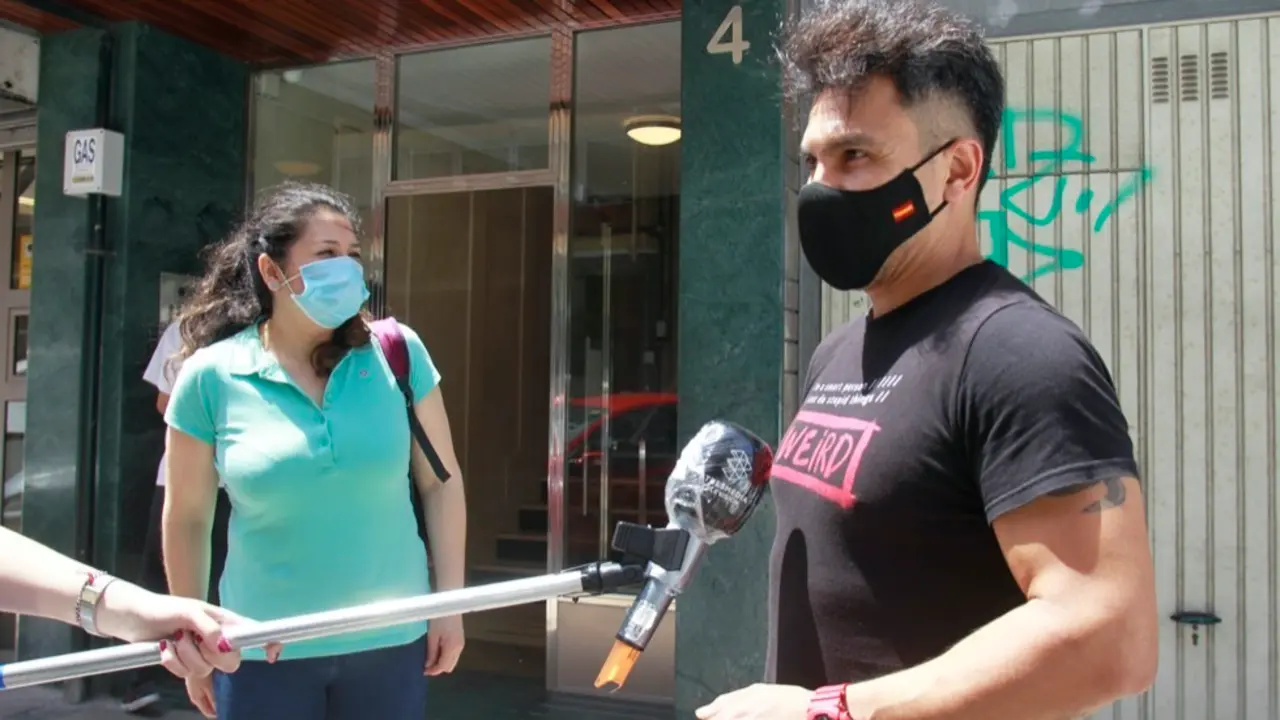 Vecinos del edificio de la calle Nicol&aacute;s Salmer&oacute;n de Santander. / J. R. Gonz&aacute;lez