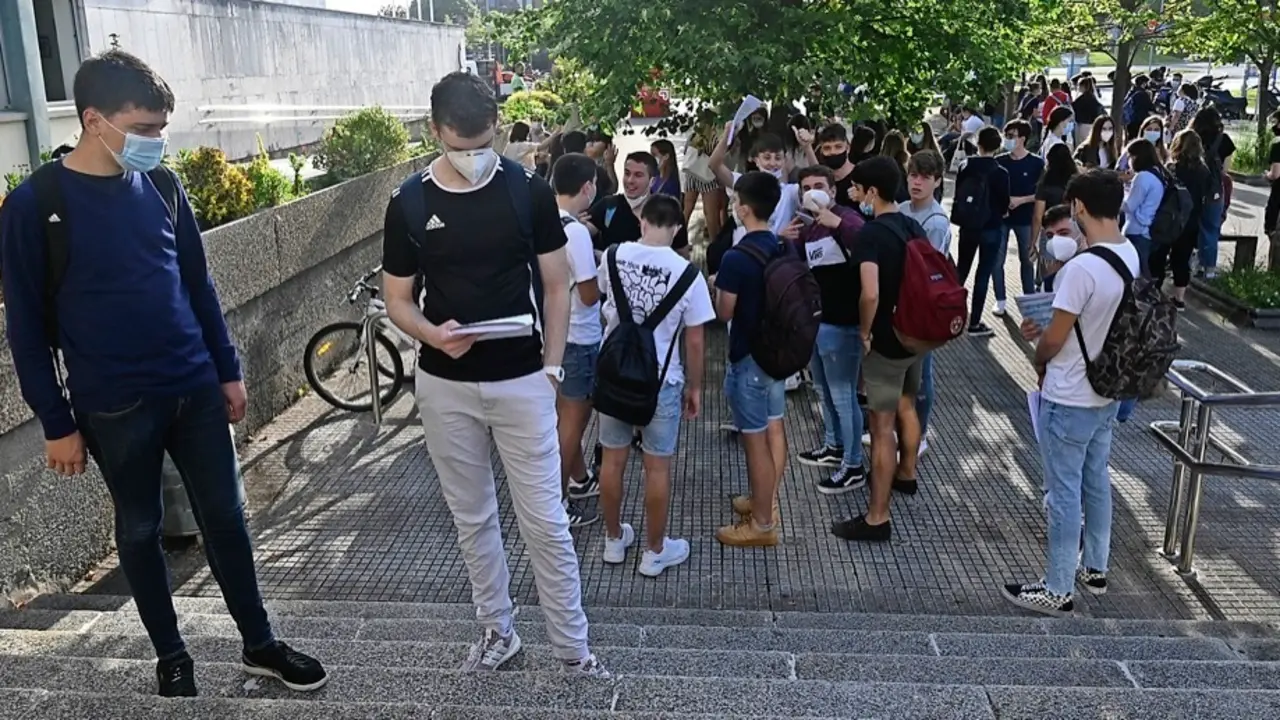 Los j&oacute;venes esperando para entrar a las aulas. / Hardy