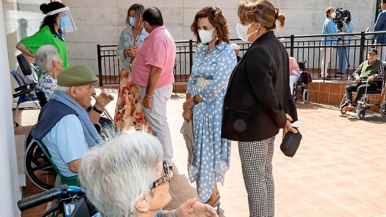Autoridades conversando con los residentes en el CAD de Meruelo. / Alerta
