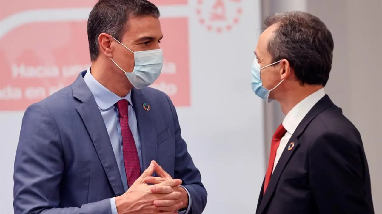 El presidente del Gobierno, Pedro S&aacute;nchez (i), y el ministro de Ciencia, Pedro Duque (d), conversan durante el lanzamiento, este jueves, del Plan para reforzar el Sistema de Ciencia, Tecnolog&iacute;a e Innovaci&oacute;n en Espa&ntilde;a, que tendr&aacute; en la investigaci&oacute;n epidemiol&oacute;gica y la medicina preventiva uno de sus pilares b&aacute;sicos. EFE/ Mariscal pool