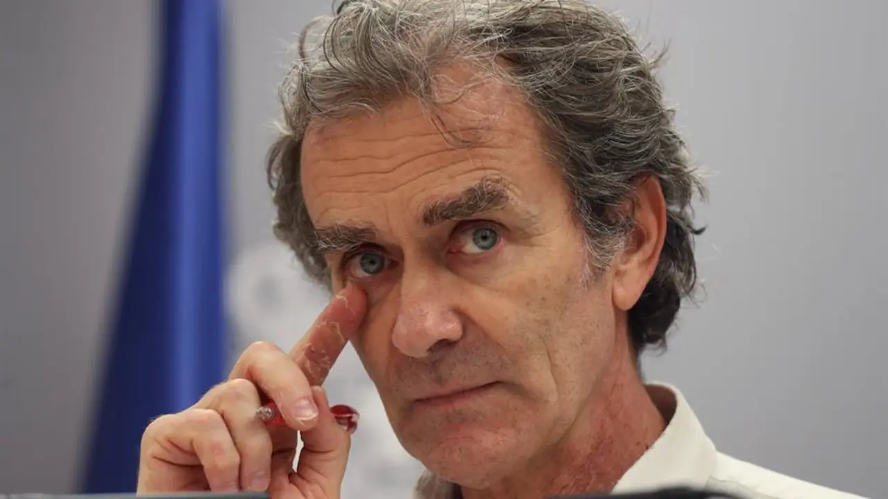 El portavoz Centro de Coordinaci&oacute;n de Alertas y Emergencias Sanitarias del Ministerio de Sanidad, Fernando Sim&oacute;n, durante la rueda de prensa ofrecida este jueves. EFE/Kiko Huesca