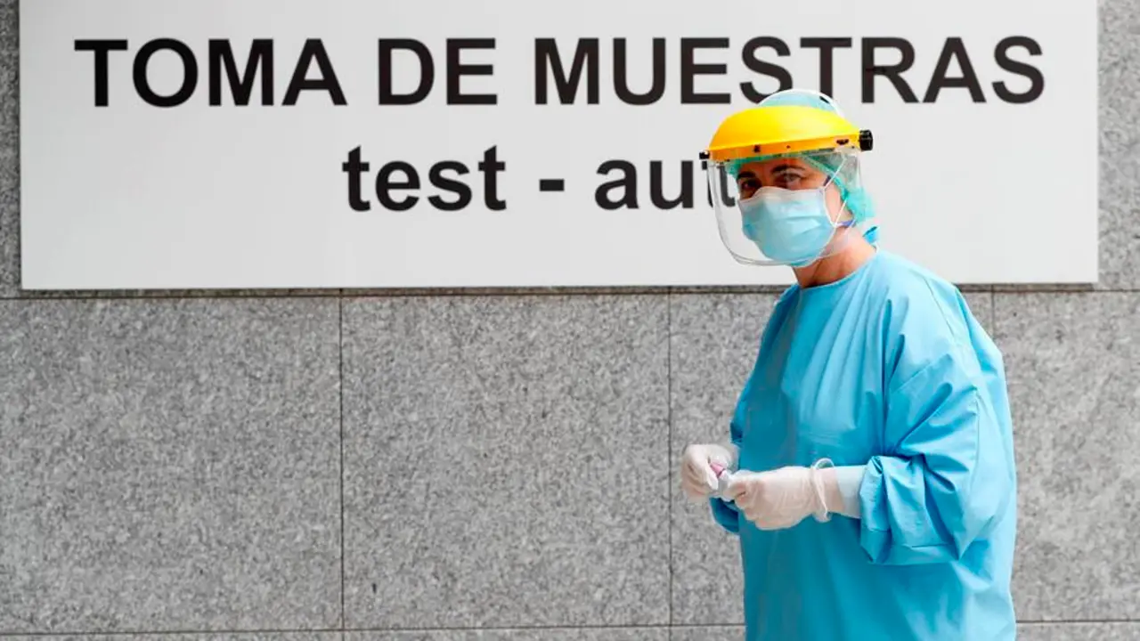 Miembros del personal sanitario del Hospital da Costa realizan PCR a los casos que estuvieron en contacto con alg&uacute;n positivo, en Burela, Lugo. EFE/Eliseo Trigo/Archivo