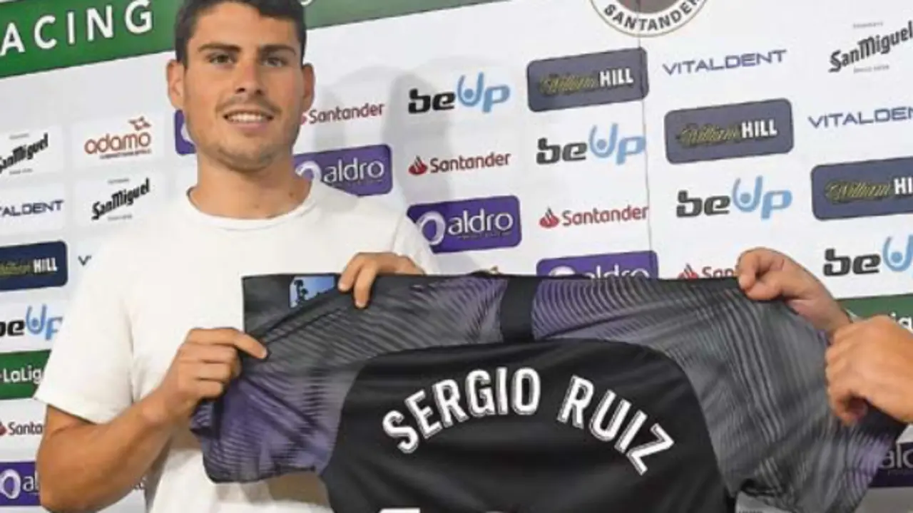Sergio Ruiz junto a Pedro Ortiz mostrando una camiseta con el nombre del jugador verdiblanco. / hardy