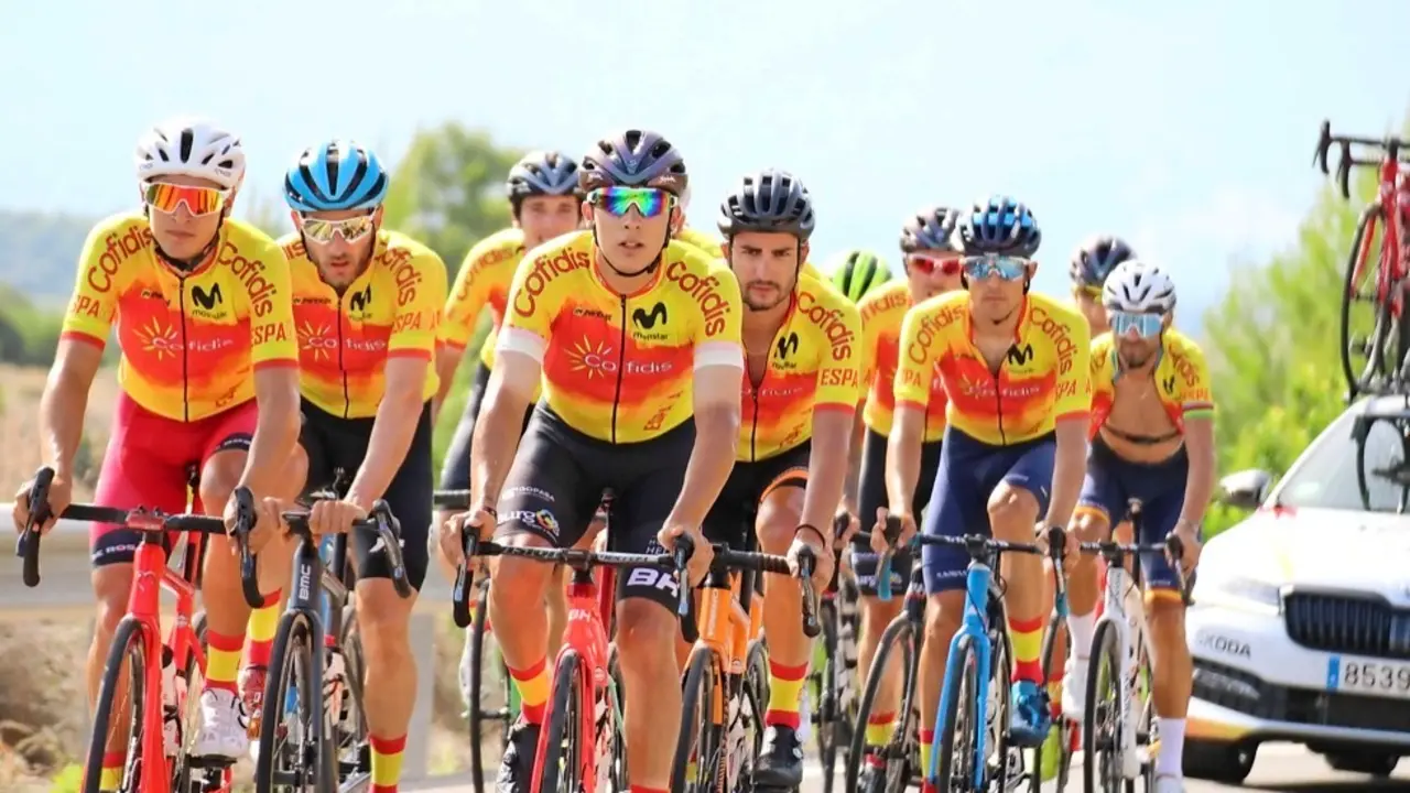 Los corredores de la Selecci&oacute;n Espa&ntilde;ola de ciclismo durante un entrenamiento. / Alerta
