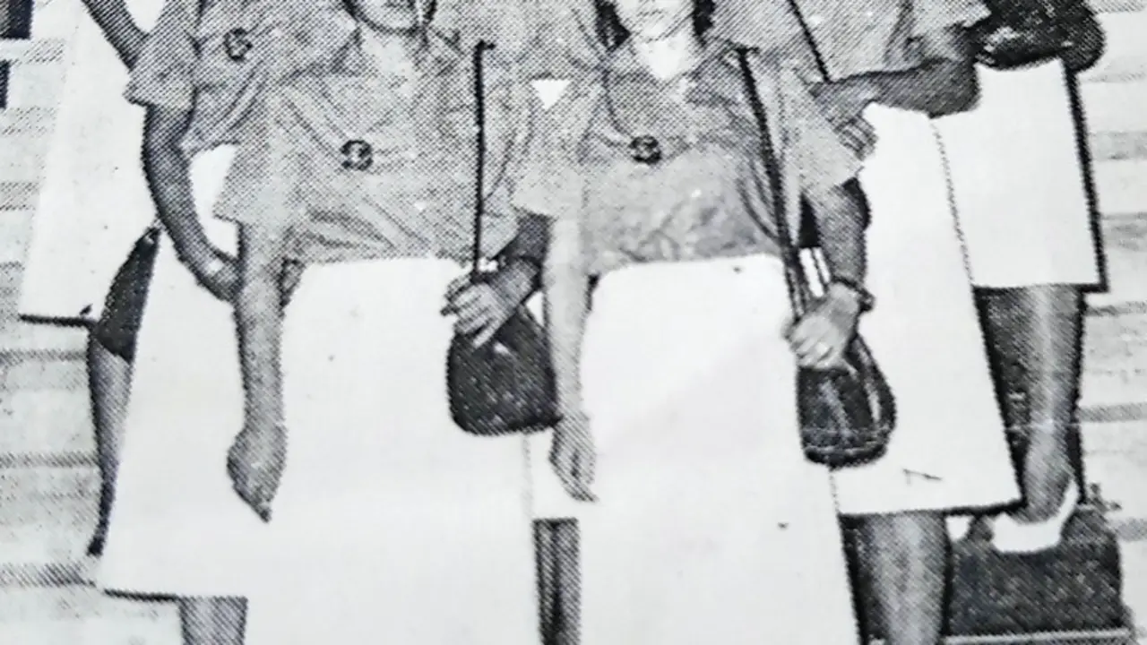 Las f&eacute;minas, perfectamente uniformadas, en la escalinata del Ayuntamiento.