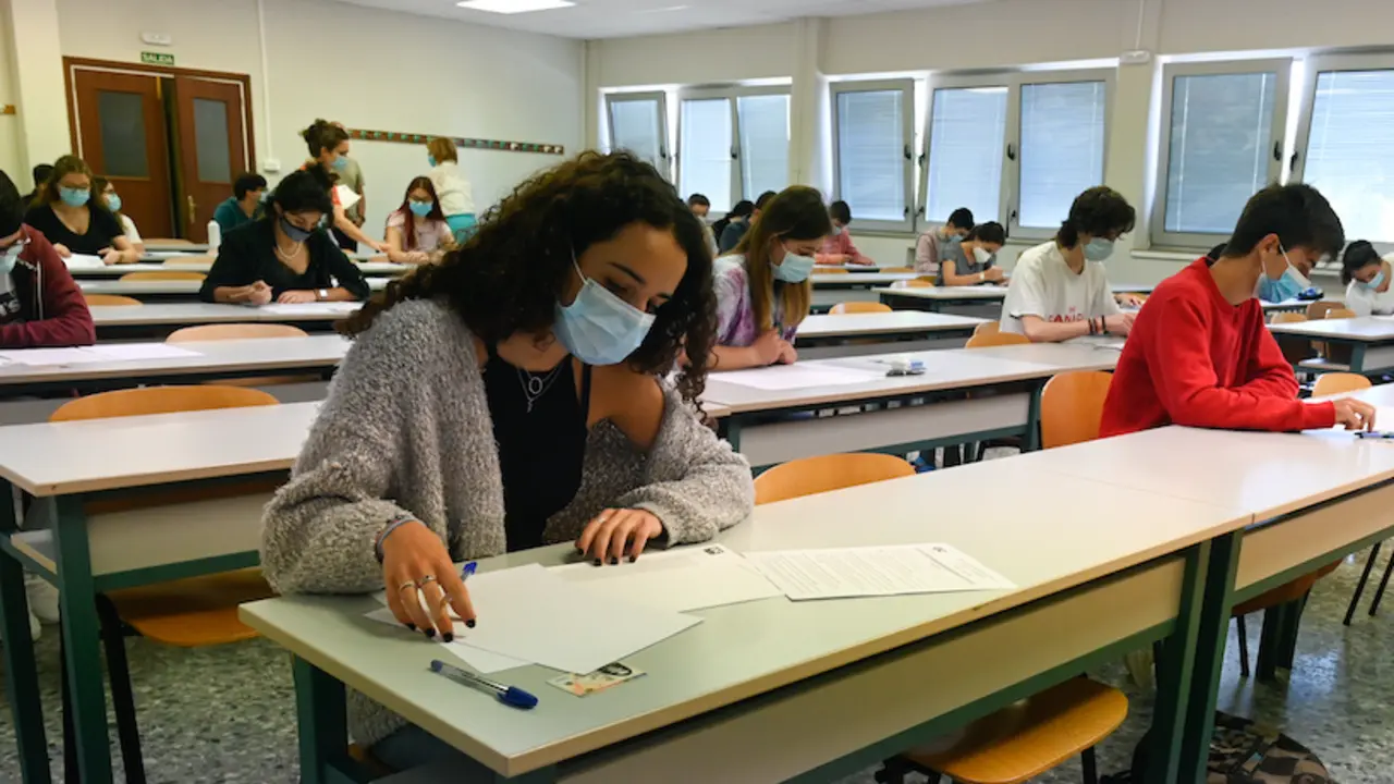 Los alumnos c&aacute;ntabros en la Facultad de Ciencias. / HARDY