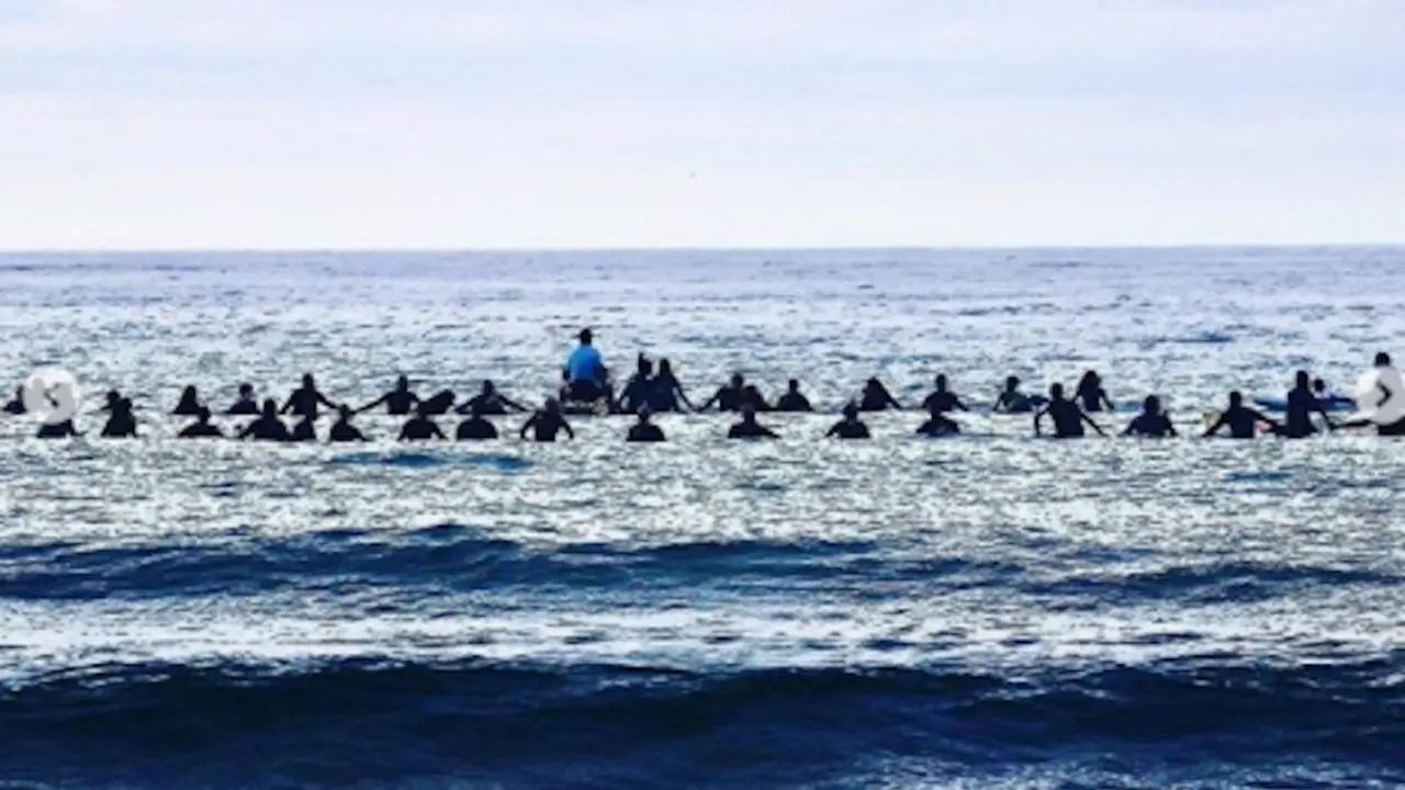 Los surfistas remaron mar adentraron sobre sus tablas, donde formaron un c&iacute;rculo y levantaron todos juntos las manos, depositando las cenizas de su amigo del alma en las aguas de la playa tapiega