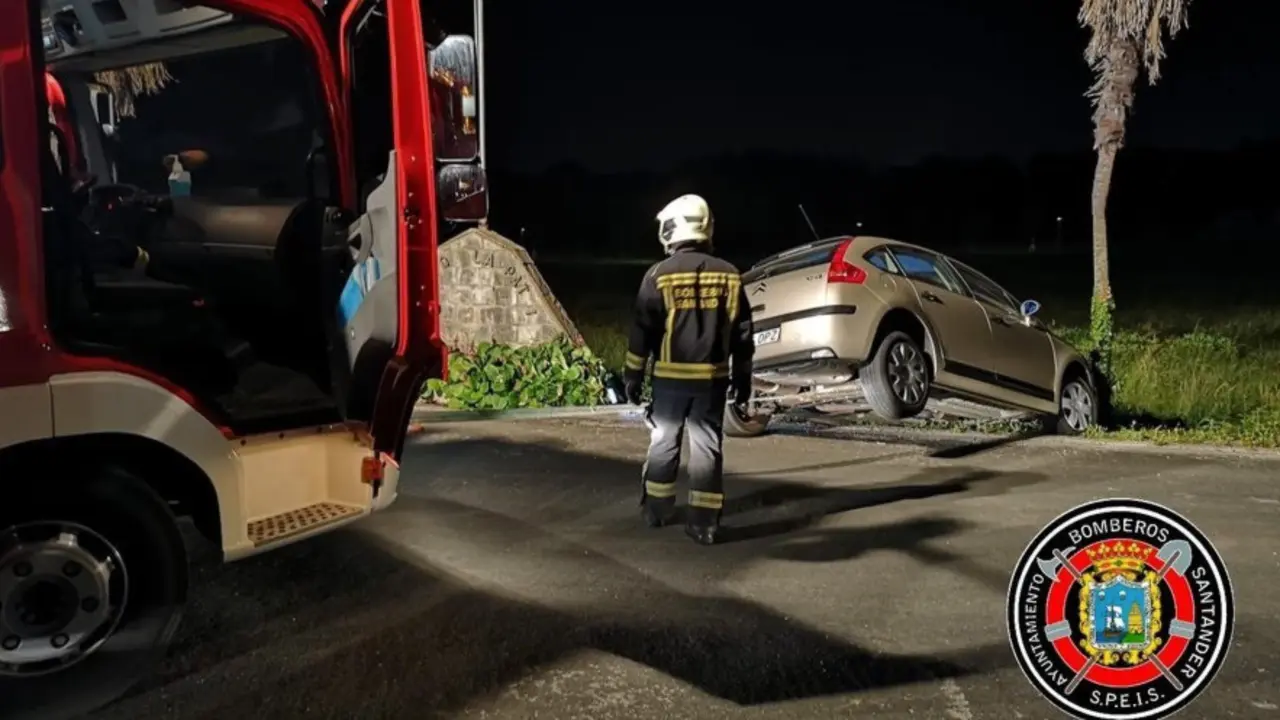 La mujer qued&oacute; atrapada en su cocoche. / BOMBEROS SANTANDER