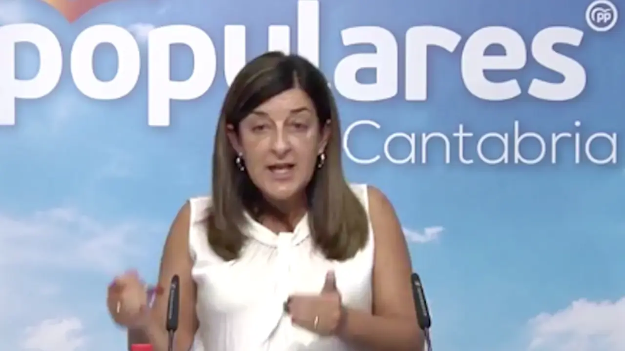 La presidenta del Partido Popular de Cantabria, Mar&iacute;a Jos&eacute; Sa&eacute;nz de Buruaga durante la rueda de prensa. / ALERTA