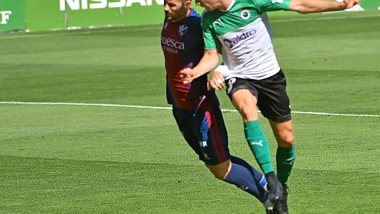 Guillermo, cabeceando el bal&oacute;n que dar&iacute;a la victoria al Racing en el partido de ayer. / Hardy