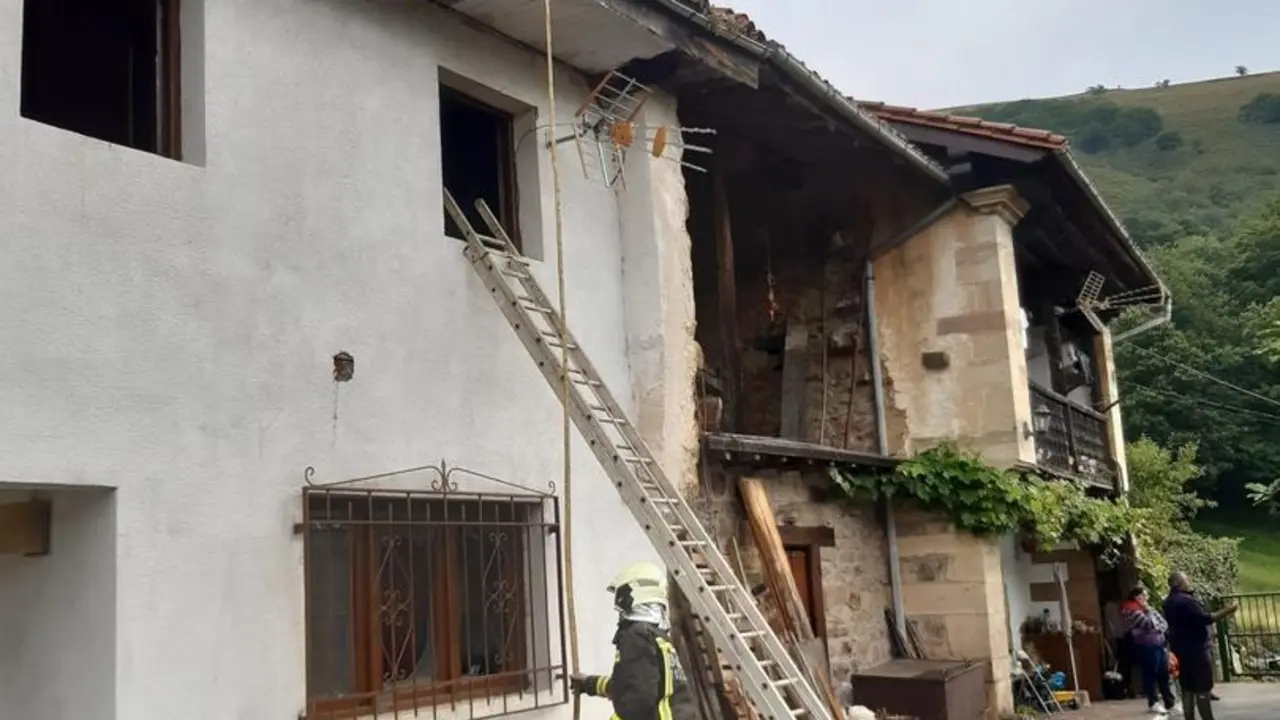 Vivienda de Los Tojos afectada por el incendio