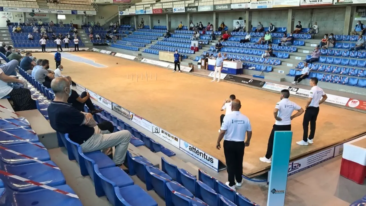 Los jugadores de la Pe&ntilde;a Pe&ntilde;acastillo Anievas Mayba birlando ayer en la bolera Mateo Grijuela. / hoyos