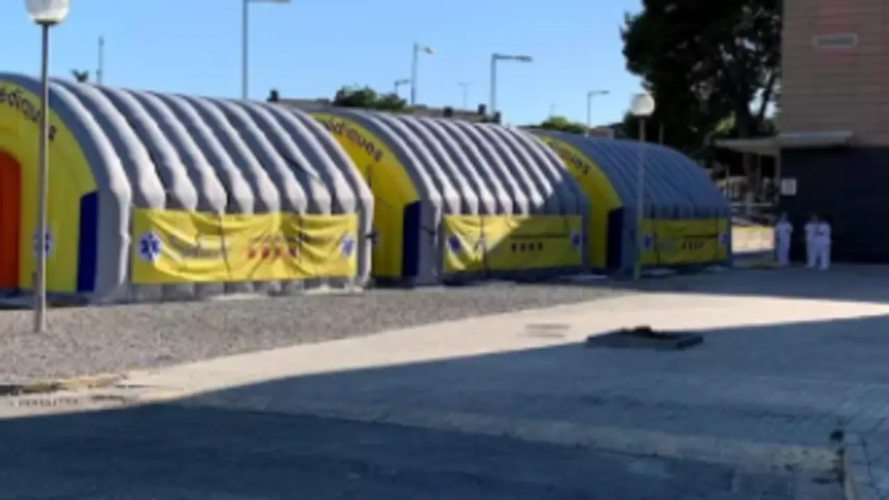&Aacute;rea sanitaria m&oacute;vil instalada junto al Hospital Universitario Arnau de Vilanova de Lleida. - EUROPA PRESS