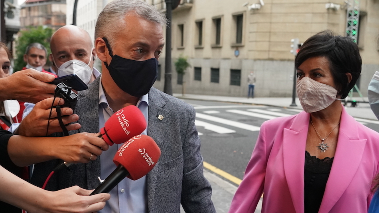 El lehendakari y candidato a la reelecci&oacute;n por el PNV, I&ntilde;igo Urkullu, acompa&ntilde;ado de su mujer Luc&iacute;a Arieta-Araunabe&ntilde;a, ofrece declaraciones a los medios de comunicaci&oacute;n a su llegada a Sabin Etxea  durante la noche electoral del 12J  para seguir en la sede del partido los resultados de las votaciones de las elecciones vascas, en Bilbao, Vizcaya, Pa&iacute;s Vasco (Espa&ntilde;a) a 12 de julio de 2020.

12 JULIO 2020;ESCRUTINIO;VOTACIONES;ELECCIONES AUTON&Oacute;MICAS;EUSKADI;PA&Iacute;S VASCO

12/7/2020