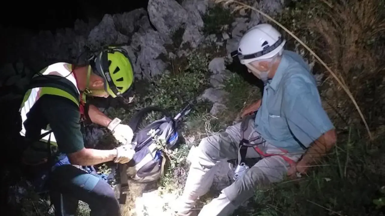 Momento del rescate al anciano de 82 a&ntilde;os rescatado por el GREIM.
