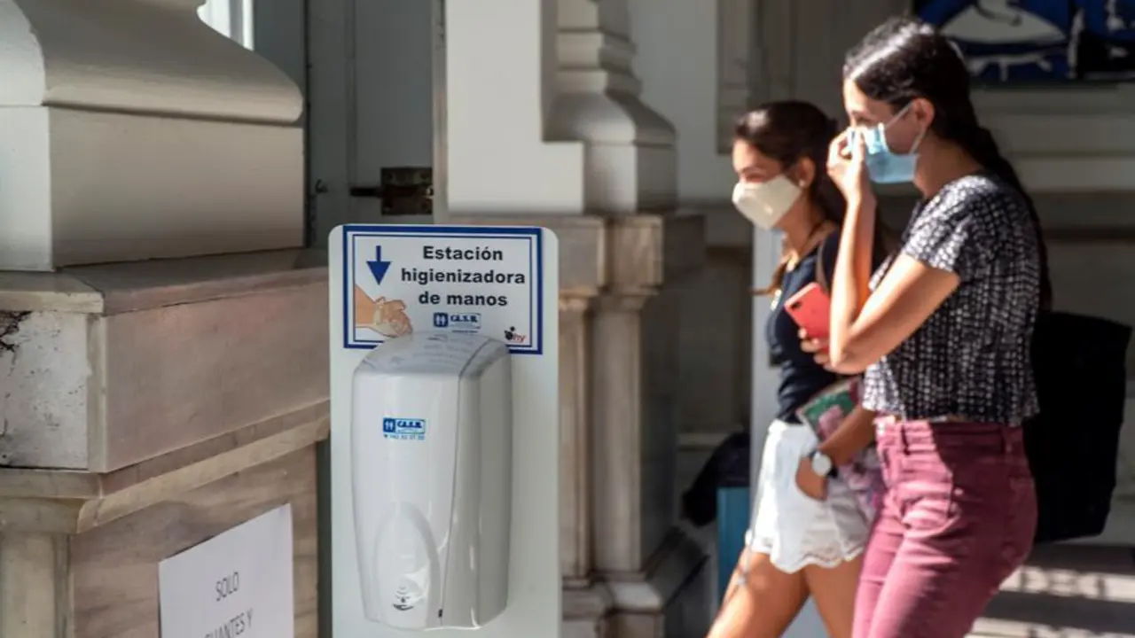 Dos personas camina con sus mascarillas por Santander. / Aguilera