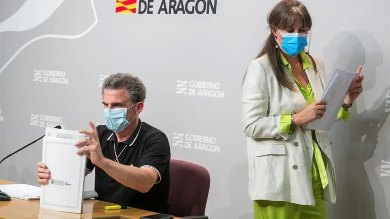 La consejera de Sanidad del Gobierno de Arag&oacute;n, Sira Repoll&eacute;s (d), y el director general de Salud P&uacute;blica, Francisco Javier Falo (i), han anunciado que Zaragoza y su &aacute;rea de influencia y la ciudad de Huesca retroceden desde este lunes a la fase 2 de la desescalada, en una concepci&oacute;n flexibilizada seg&uacute;n el Gobierno de Arag&oacute;n, por el incremento de casos detectados en estas zonas y una tendencia que se detecta al alta. EFE/Javier Cebollada