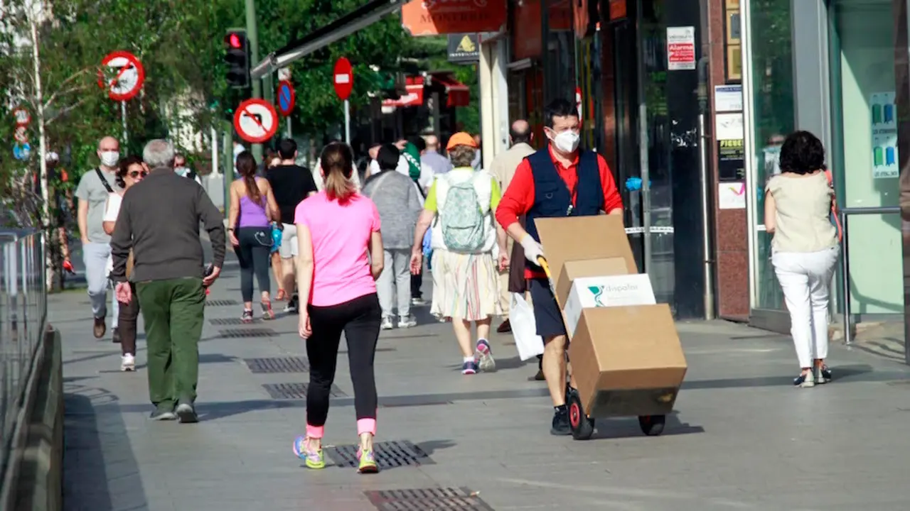 Varias personas caminan con mascarilla por la ciudad de Santander. J.R.Gonz&aacute;lez