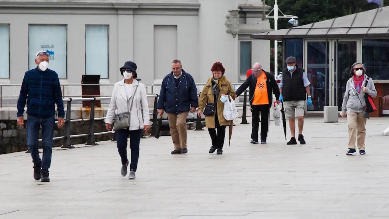 Varias personas caminan por el Paseo Pereda de Santander. / J.R. Gonz&aacute;lez