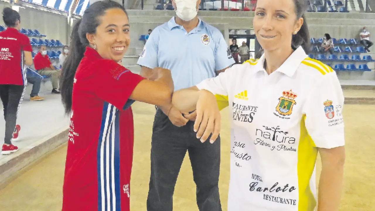 Las capitanas se saludan en presencia del &aacute;rbitro. / SAiz