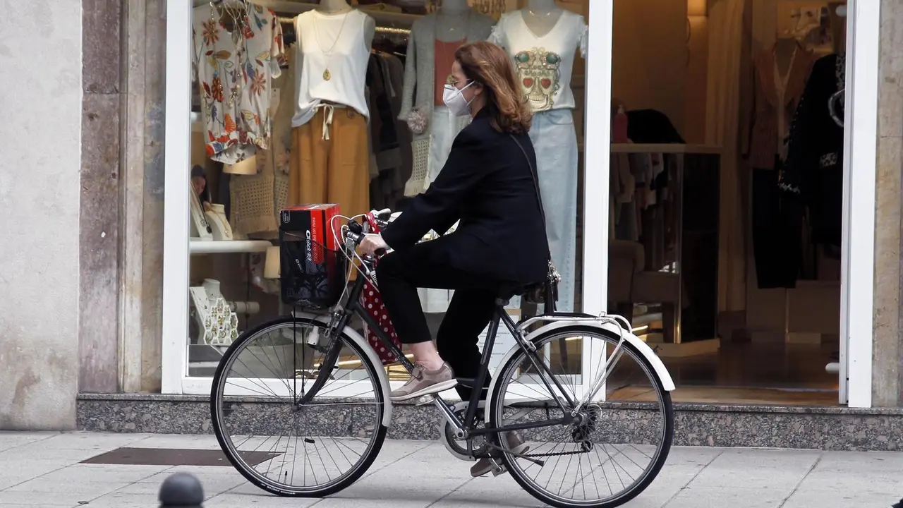 Una ciudadana circula con su bicicleta en Santander. / ALERTA