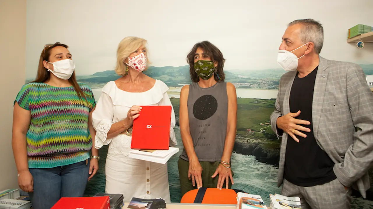 La consejera de Turismo Marina Lomb&oacute; inaugura la oficina de Turismo de Miengo junto con la  teniente de alcalde, Sara G&oacute;mez y la concejala de festejos, Lidia Ter&aacute;n. / ALERTA