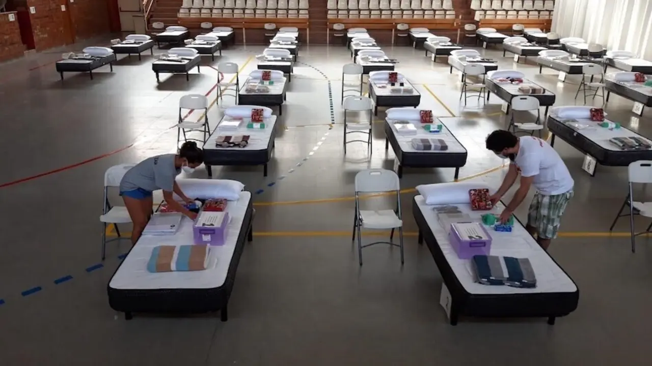 Voluntarios de Open Arms en el pabell&oacute;n de Torres de Segre. /E.P.