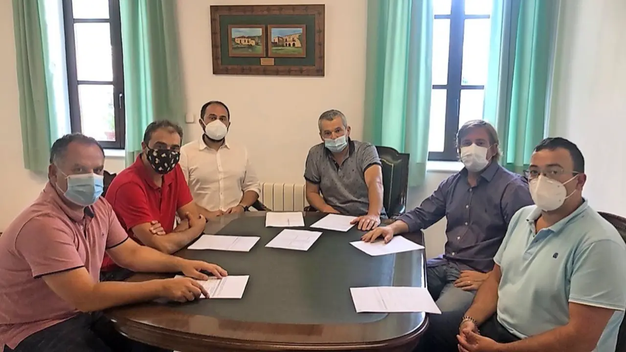 Los alcaldes de la cuenca del Saja durante su reuni&oacute;n en Mazcuerras. / AlertA