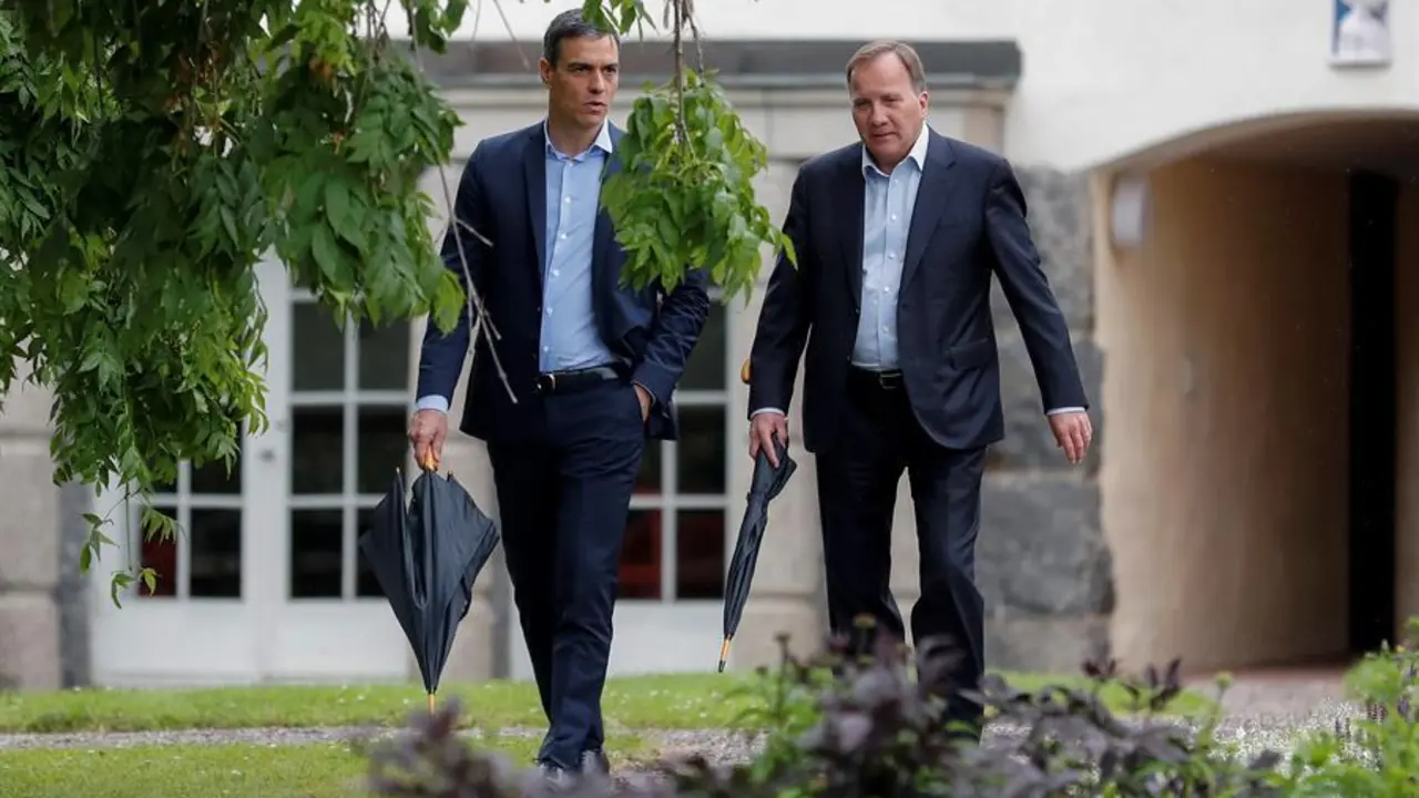El presidente del Gobierno, Pedro S&aacute;nchez (i) se re&uacute;ne con el primer ministro sueco, Stefan L&ouml;fven.EFE/ Chema Moya